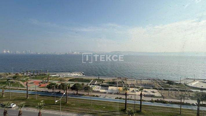 Spacious Apartment with Sea View in İzmir Karşıyaka Bostanlı