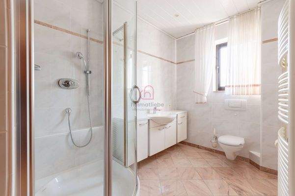 Badezimmer mit Dusche, Handtuchheizung und Tagesli