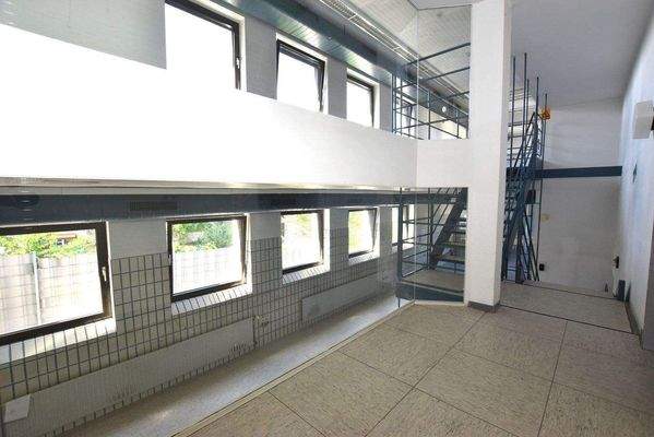 geräumige Halbetagen.JPG