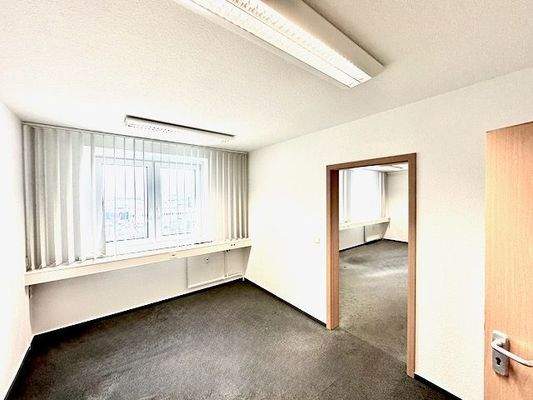 Büros mit Durchgangstüren