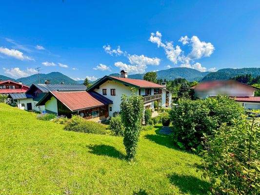 Blick von Hang auf Haus