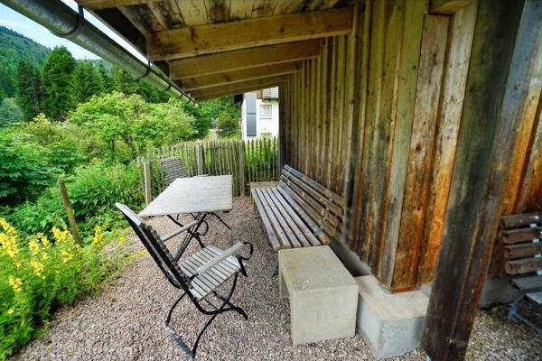 Sitzplatz vor Schuppen