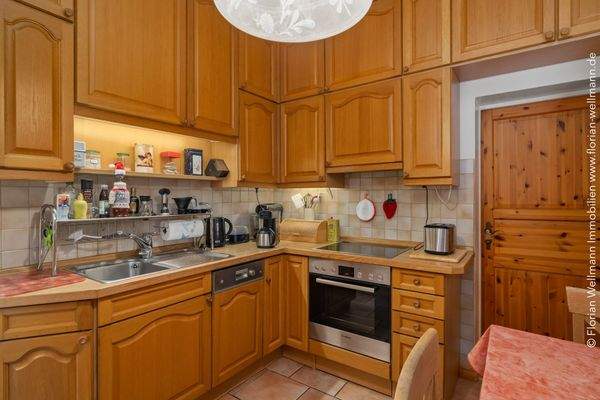 Küche (9,09m²) mit komplett ausgestatteter Einbauküche mit Holztüren, ...