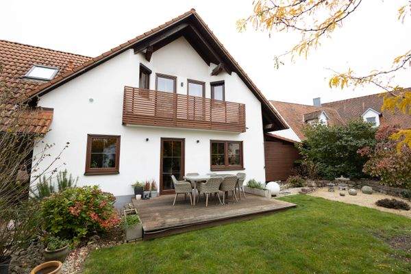 Haus Vorgarten mit Terrasse