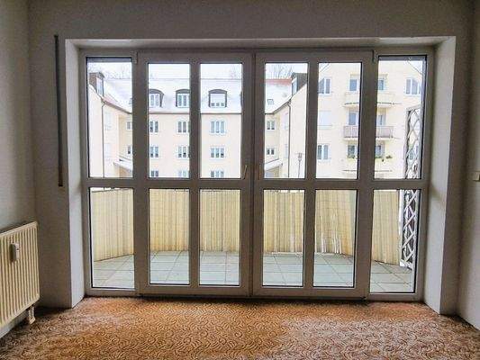 mit Fensterfront zum Balkon