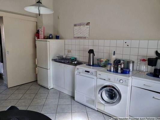 8 - EG - Rechts - Friseursalon Aufenthaltsraum a