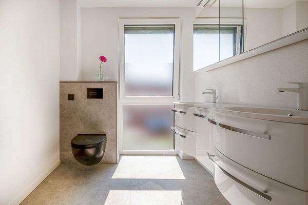 Bad 2 mit Dusche &amp; Fenster (OG)