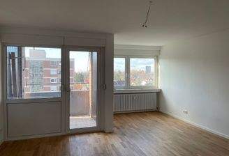 Wohnzimmer  mit Loggia (1).jpeg