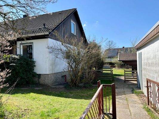 Hausansicht mit Gartenzugang