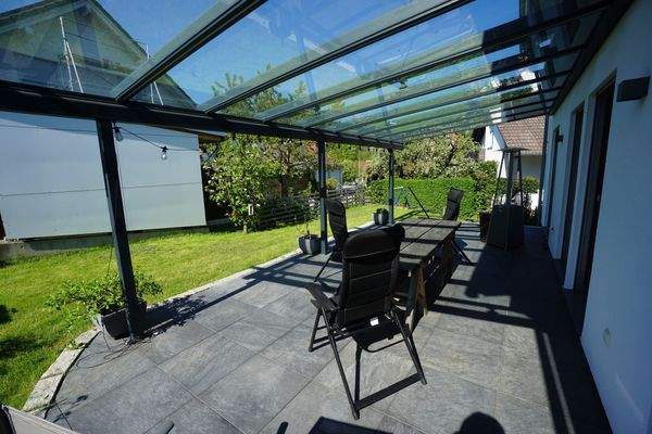 =?UTF-8?Q?Gro=C3=9Fe,_=C3=BCberdachte_Terrasse?=