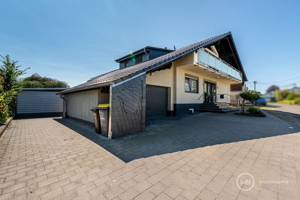 Vorderansicht mit Garage