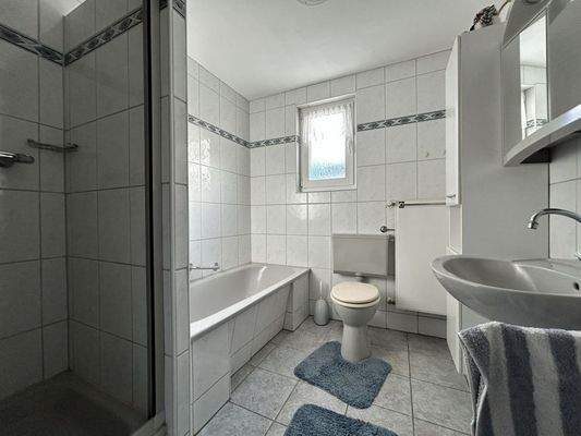 Bad mit Dusche und Wanne