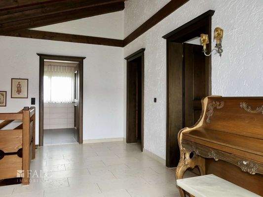 OG2: Empore, Schlafen, Bad