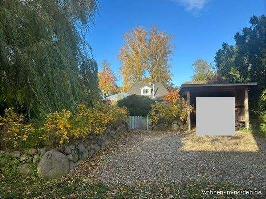 Straßenansicht mit Carport und Stellplatz