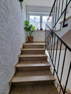 gepflegtes Treppenhaus (Hausmeisterdienst)