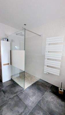 ebenerdige Dusche im Badezimmer des Erdgeschosses