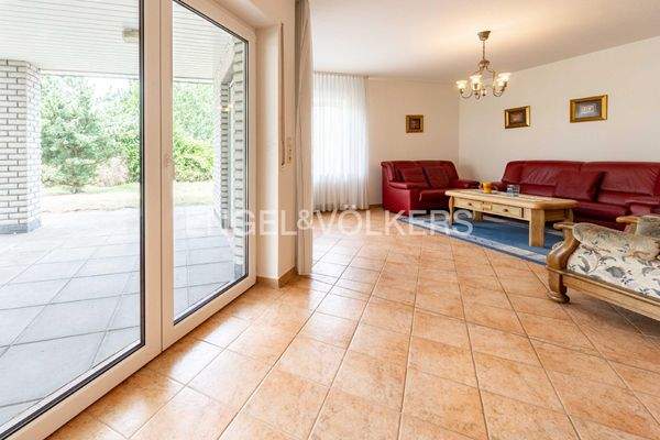 Wohnzimmer und Ausgang zur Terrasse