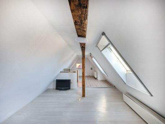 Helles Spitzbodenzimmer