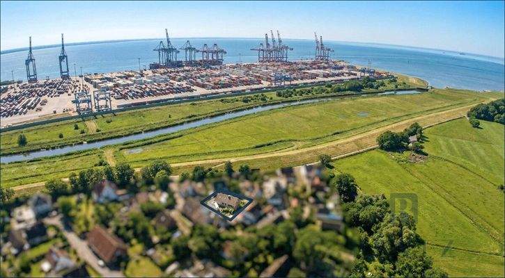 Nur wenige Meter vom Deich und Wasser entfernt 