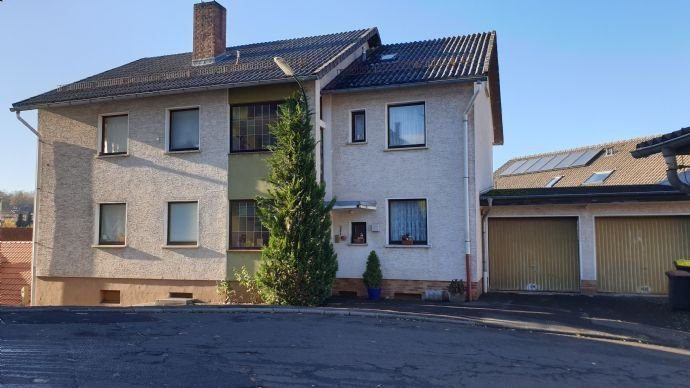 Zweifamilienhaus mit Ausbaumöglichkeit und Doppelgarage in Gersfeld zu verkaufen