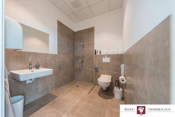 WC mit Dusche (Physiotherapie)