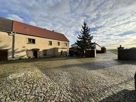 Wohnhaus und Hoffläche 