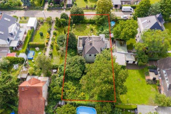 Drohnenaufnahme mit ungefährer Grundstücksgrenze