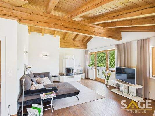 Wohnraum mit Kaminofen und Sichtdachkonstruktion