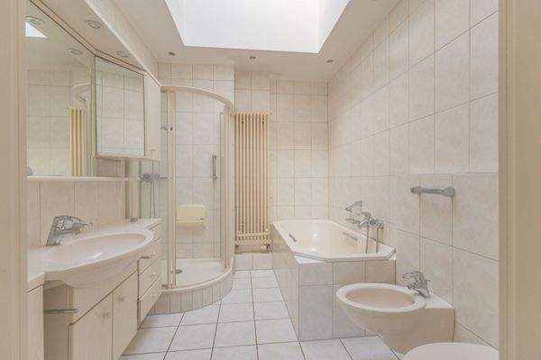 Tageslichtbad mit Dusche