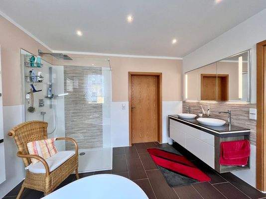 2025-3361-großes Badezimmer mit Doppelwaschtisch i