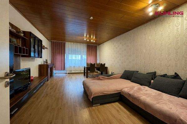 Wohn-Esszimmer mit Zugang zum Balkon