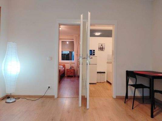 Blick auf Küche und Schlafzimmer