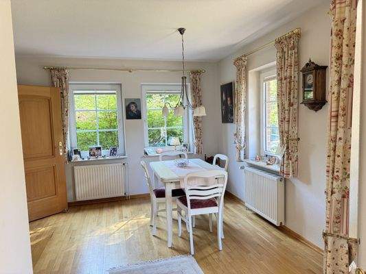 Heller Essbereich im Wohnzimmer