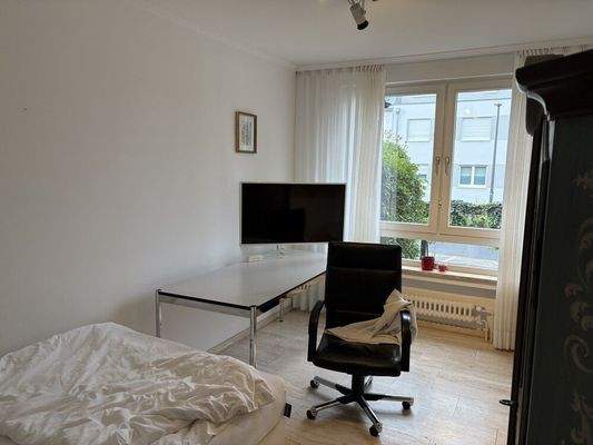 Zimmer EG zur Straße