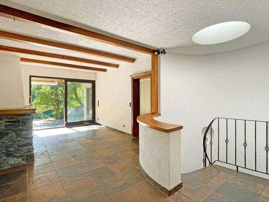 Vom einladenden Entrée gelangt man ebenfalls komfortabel in die darunterliegende Gartenebene