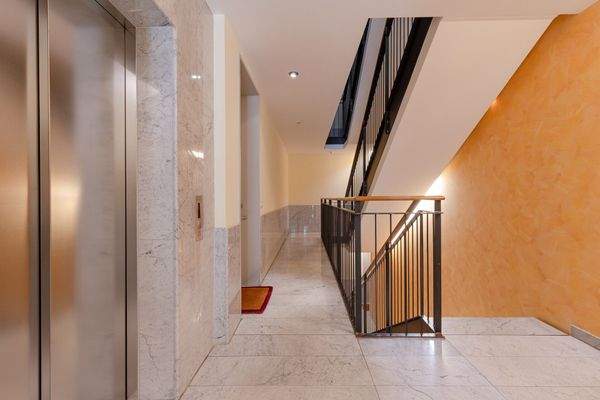 Gepflegtes Treppenhaus mit Aufzug