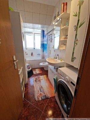 Bad mit Wanne und Fenster