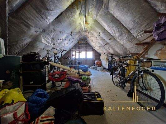 OG: Dachboden gleich nach dem Stiegenaufgang