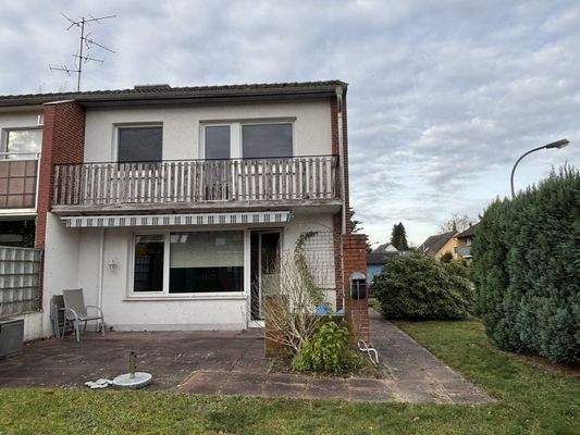 Ansicht Gartenseite mit Terrasse und Balkon
