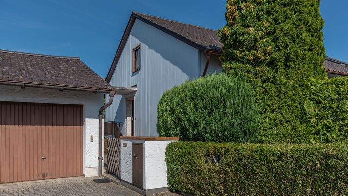 Zugang zum Haus mit Garage