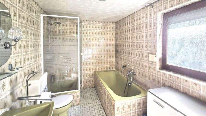 Tageslichtbad mit Badewanne und Dusche