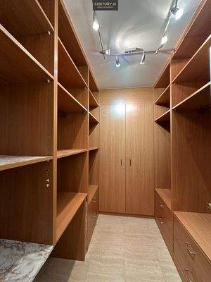 Begehbarer Kleiderschrank