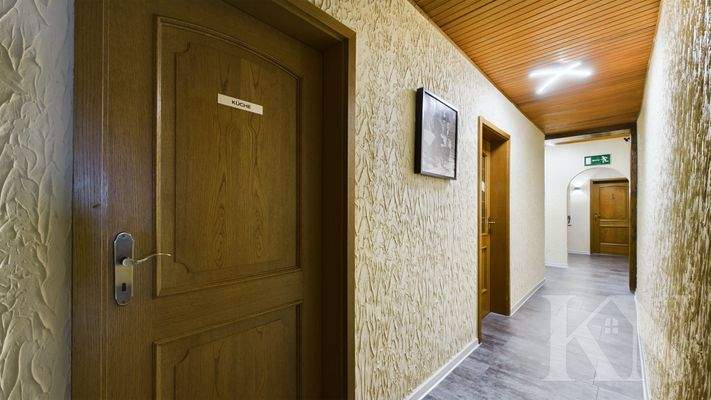 Flur zur Küche, Außenanlage & den Toiletten 