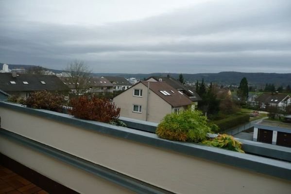 Blick vom Balkon und Blick aus dem Wohnzimmer 