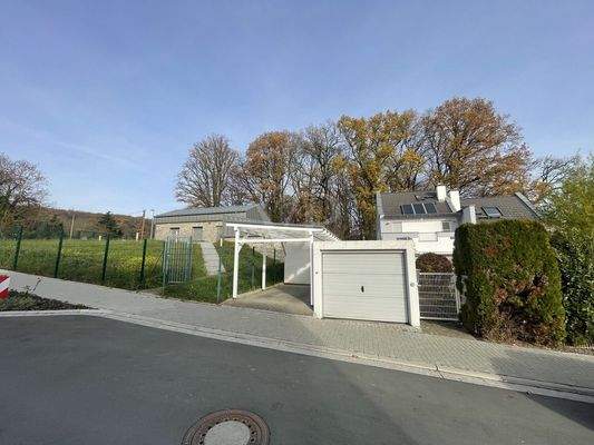 Lage am Feldrand und Wald