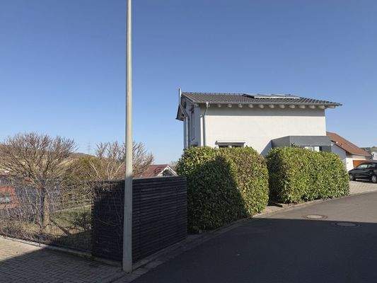 Gebäude Straßenseite