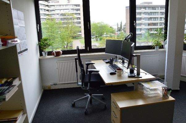 Schreibtischplatz im 3er-Büro