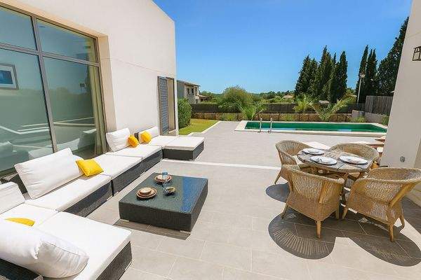 Outdoor-Lounge und Essbereich am Pool