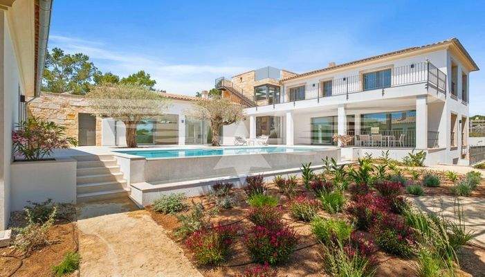 Außenansicht mit Pool