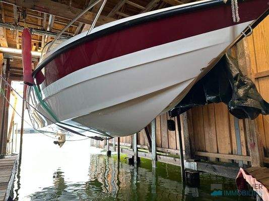 Bootsschuppen mit Hebeanlage